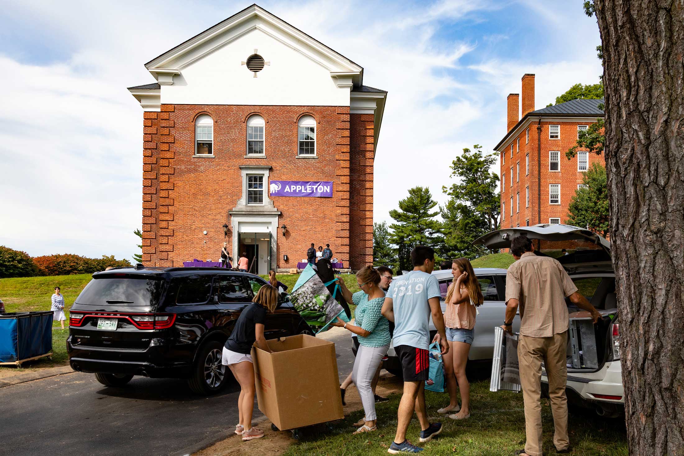 Students on move in day