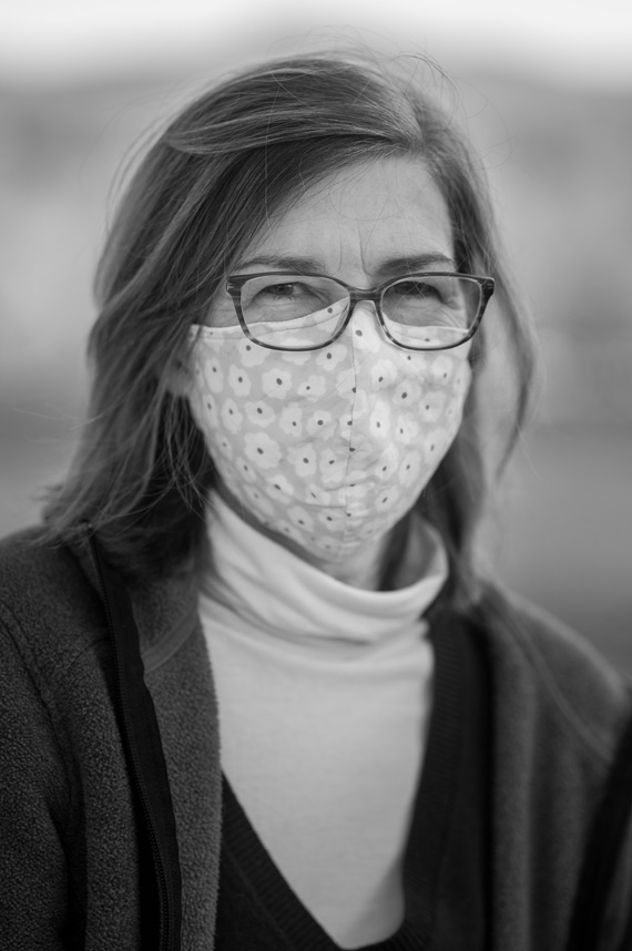 Nicola Courtright wears a mask