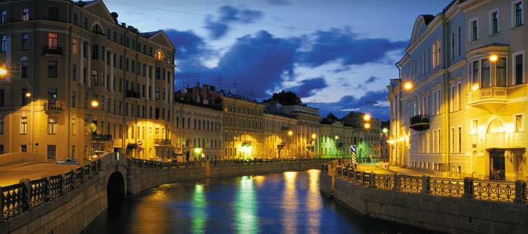 The St. Petersburg river at night